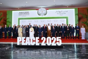 10月13日，在埃及沙姆沙伊赫，与会领导人在峰会前集体合影。