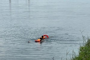 救援力量将男生遗体抬上岸。