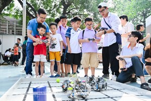 2025 STEAMese Festival的机器人控制体验区。