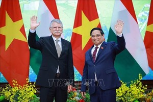 越南政府总理范明政与匈牙利国会主席格维尔·拉斯洛。