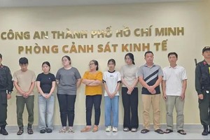 被告人因涉嫌产销假冒商品、逃税及其他相关违法行为而被捕并接受调查。