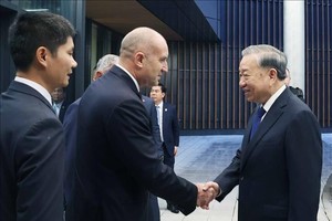 越南党中央总书记苏林访问保加利亚Samel-90国防工业公司。