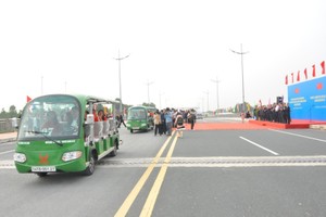 经芒街国际口岸出入境的游客。