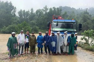 成功营救6名因暴雨洪水被困山林的人