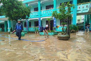  职能力量协助岘港市农山乡民众清理淤泥。