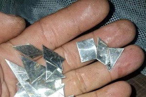 用以应对吸钉车、由不锈钢切割而成的菱形物体。