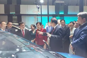 胡志明市人委会副主席阮孟强与各位代表参观了解中国企业的电动汽车产品。