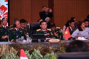 国防部长潘文江大将出席会议。