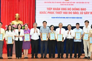 阮福禄同志与胡志明市越南祖国阵线委员会各位副主席向捐助资金援助同胞的机关、单位、企业社郡和各阶层人士致感谢信。