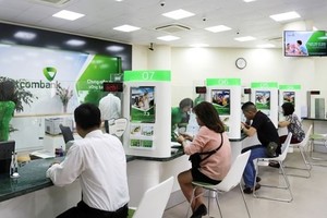 人们在Vietcombank办理业务。