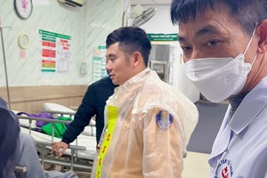 范青林大尉与患者家属在医院。