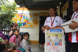 秘鲁一家医疗中心向病人宣传结核病防治工作。