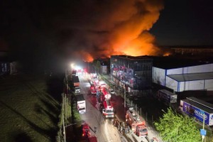 11月15日，消防员在阿根廷布宜诺斯艾利斯省埃塞萨市发生火灾的工业园区工作。