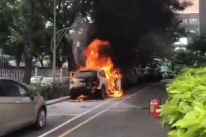 汽车在公寓园区内猛烈燃烧。