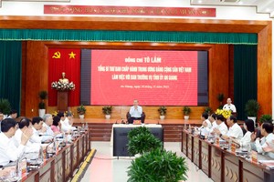 党中央总书记苏林及中央工作代表团与安江省委常务处在富国特区举行工作会谈。