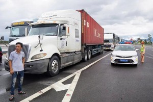 途经庆和省1号国道段严重堵塞。