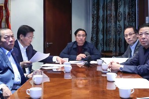 越南政府总理范明政从南非主持召开紧急视频会议。