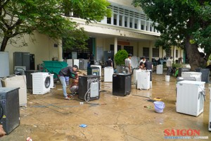 芽庄大学大学生和志愿者免费维修1000多台家用电器。