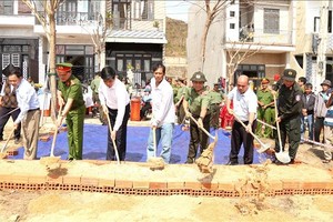 公安部为因13号台风而房屋损坏的家庭建房。