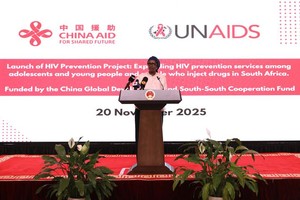 11月20日，在南非约翰内斯堡，联合国爱滋病规划署执行主任拜安伊玛在支持南非爱滋病防治项目启动仪式上发表讲话。