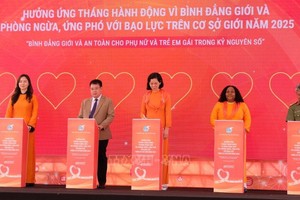 与会代表举行仪式，承诺携手促进数字时代的性别平等。