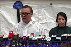 警务处灾难遇害者辨认组主管郑嘉俊（左）、警务处伤亡查询中心主管曾淑贤公布最新情况。