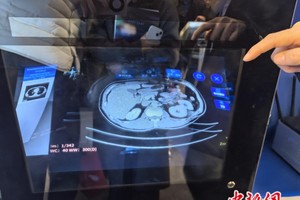 参观者体验无介质空中成像交互技术。