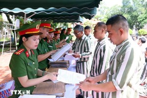 公安部富山四号监狱的狱警向2025年获得特赦（第二批）的人员颁发特赦证书。