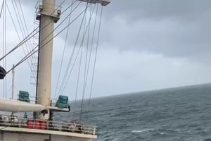 船体右倾15度。