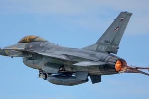 泰军称出动战斗机回应柬方进攻 柬埔寨称泰军连续第二天向柬军开火 