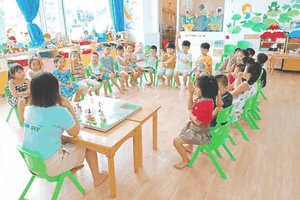 小孩在幼儿园玩耍。