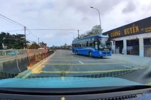 编号为73B-006...客车在有“禁止逆行”警示牌的路上逆向行驶的违规图像。