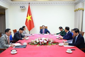 越南政府总理范明政与马来西亚总理安瓦尔·易卜拉欣通电话。