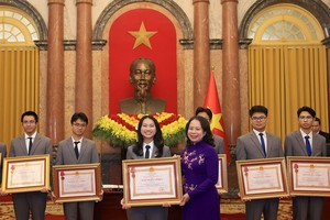 国家副主席武氏映春向获奖学生颁发劳动勋章。