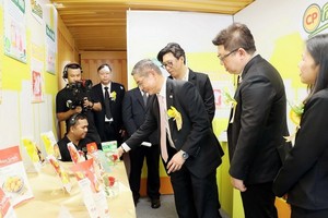 新加坡驻胡志明市总领事彭迪成参观越南C.P.股份公司展位展出的产品。