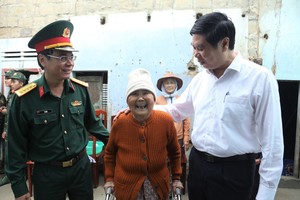 嘉莱省人委会副主席林海江（右一）与苏氏修分享喜悦。