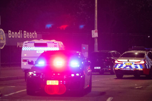 12月14日在澳大利亚悉尼的邦迪滩枪击现场附近拍摄的警方车辆。