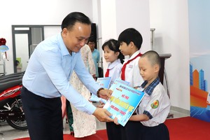 富润坊党委书记、人民议会主席阮东松向学生颁发助学金。