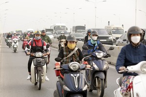  北部清晨出现雾和局部轻雾，导致能见度下降。