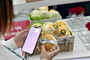 消费者查看产品的产地和来源。