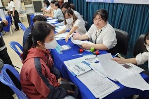 根据新规定，电子劳动合同以数据信息形式建立，与纸质劳动合同具有同等法律价值。