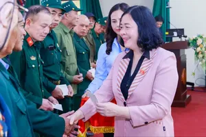 党中央政治局委员、党中央书记处书记、越南祖国阵线中央委员会主席裴氏明怀向河内退伍军人赠送礼物。