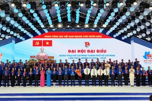 共青团中央领导与胡志明市领导同2025-2030年任期胡志明共青团胡志明市市委执委会合影留念。