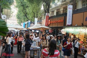 阮文平书香街热闹而不喧哗，空间里弥漫着书和咖啡香，还设有许多绿意盎然的打卡点。