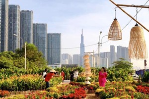 游客在巴逊花园欢度2026年新年。