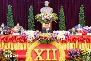 老挝人民革命党中央总书记、国家主席通伦·西苏里在大会上致开幕词。