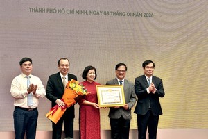 潘春水副部长（右）和范明俊主席（左）向胡志明市书香街颁发中央宣教与民运部的奖状。