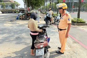 胡志明市交警力量处理摩托车驶入自行车道的场合。