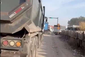  自卸卡车挤占车道行驶画面。