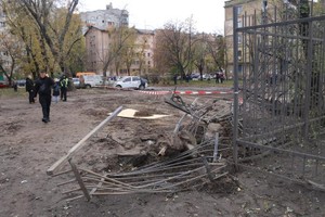 乌克兰基辅在空袭中受损的建筑物。